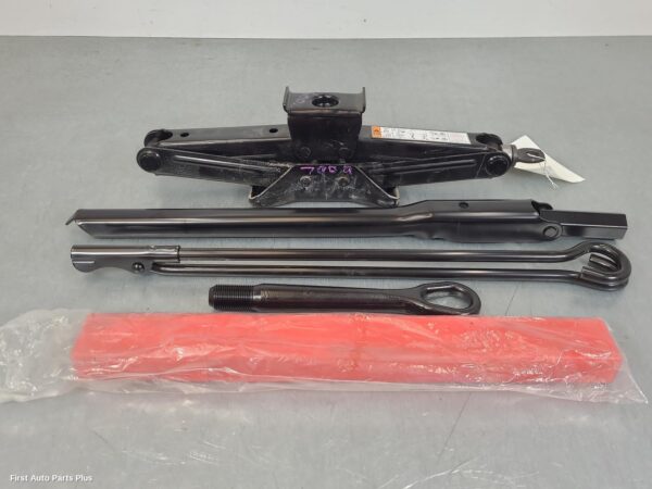 2023 LDV DELIVER 9 Jack/Tool Kit