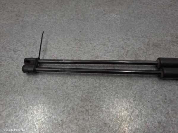 2016 MERCEDES VITO Hatch Strut