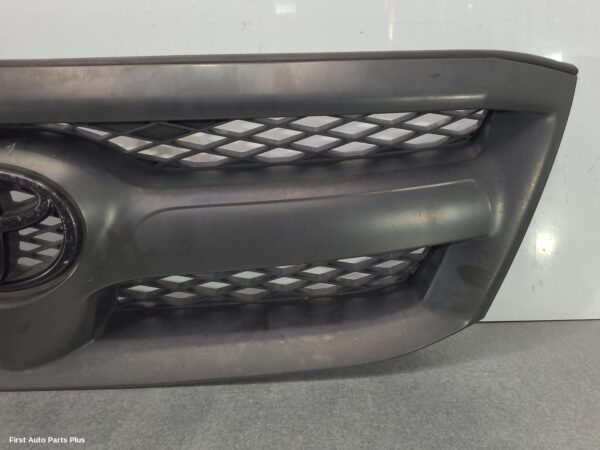 2006 TOYOTA HILUX Grille