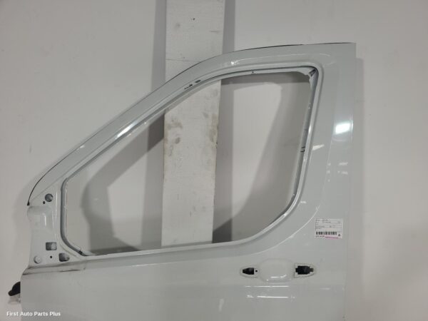2023 LDV DELIVER 9 Left Front Door