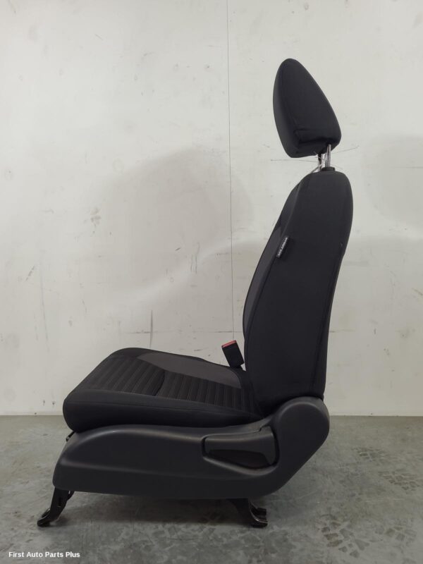 2023 NISSAN NAVARA Front Seat