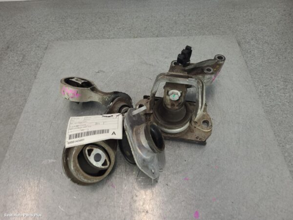 2014 RENAULT TRAFIC Mount