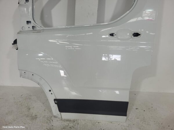 2023 LDV DELIVER 9 Left Front Door