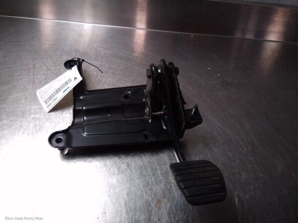 2011 RENAULT TRAFIC Pedal Assembly