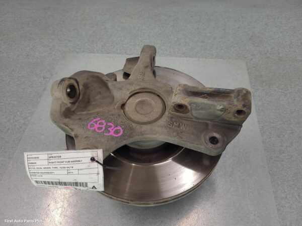 2014 MERCEDES SPRINTER Right Front Hub Assembly
