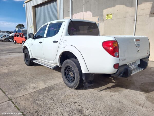 2010 MITSUBISHI TRITON Door/Tailgate Seal