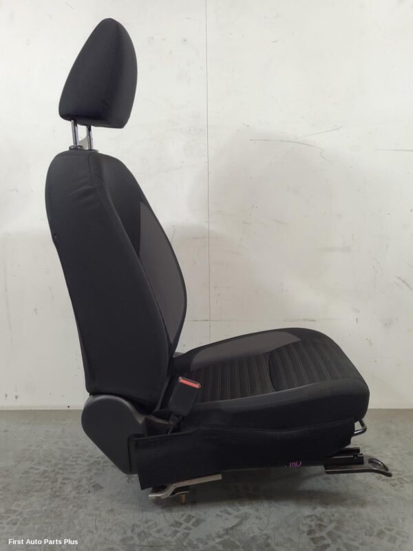 2023 NISSAN NAVARA Front Seat