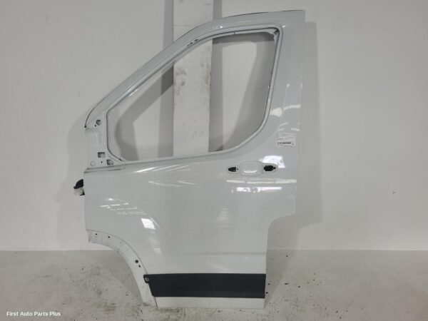 2023 LDV DELIVER 9 Left Front Door