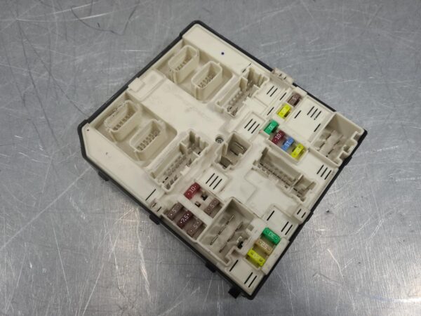 Renault Master X62 Fuse Box Engine Bay 2011–Present - Image 2