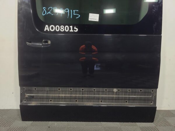 Mercedes Sprinter VS30 Left Rear Sliding Door with Window Glass 2018–Present - Image 3