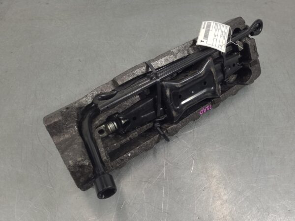 FORD TRANSIT CUSTOM 2013-2023 JACK/TOOL KIT VN, 09/13-08/23 - Image 3