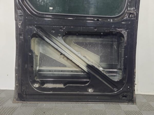 Mercedes Sprinter VS30 Left Rear Sliding Door with Window Glass 2018–Present - Image 6