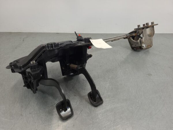 Renault Trafic X82 Brake Pedal Assembly 2015–Present - Image 8
