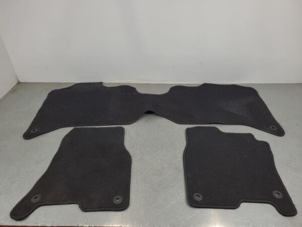RAM 2500/3500 D2 Floor Mats/Boot Liner Dj/D2 2020–Present - Image 2