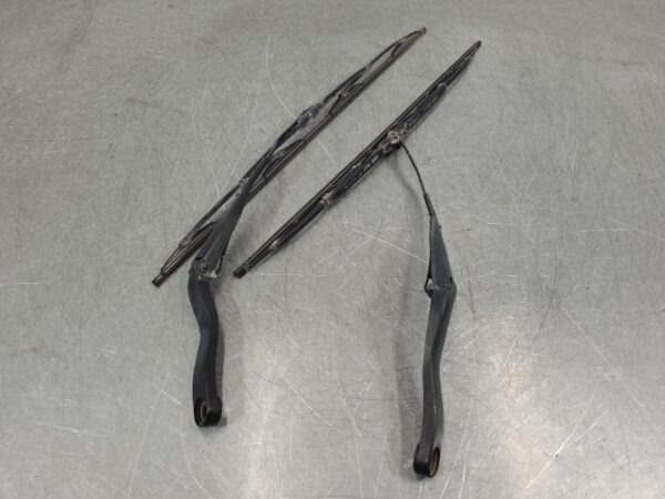RAM 2500/3500 D2 Wiper Arm Dj/D2 2020–Present