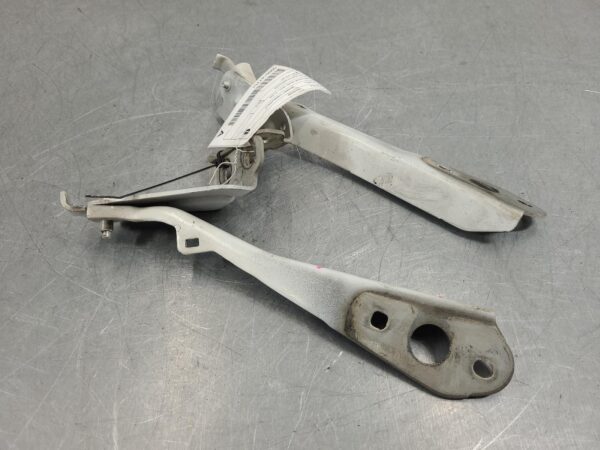 Renault Master X62 Bonnet Hinge/Strut Hinge Pair 2011–2020 - Image 2