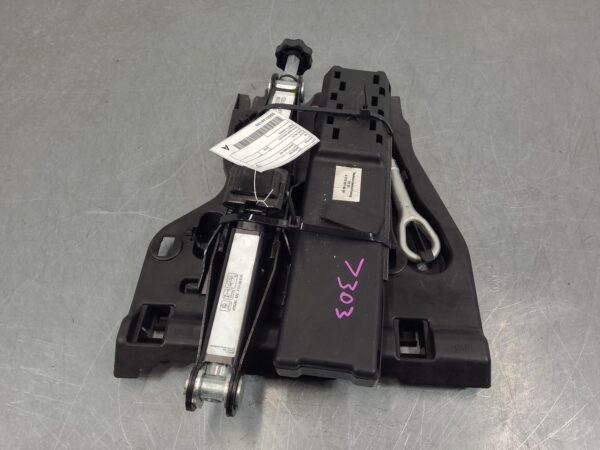 Mercedes Sprinter VS30 Jack/Tool Kit 2018–Present - Image 2