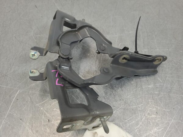 Renault Trafic X82 Bonnet Hinge/Strut Hinges Pair 2015–Present - Image 3